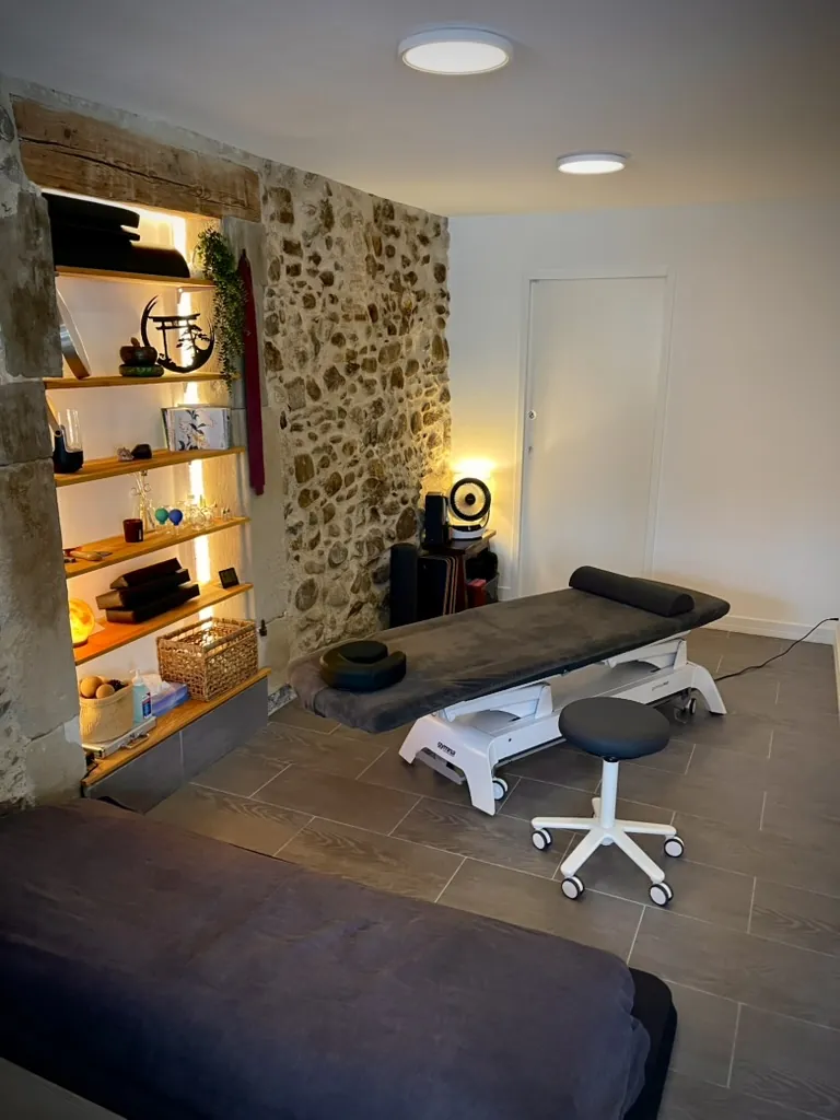 Cabinet de Shiatsu au Grand-Lancy, Genève : table de soin et espace de shiatsu au sol